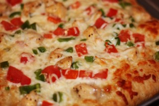 ranch chicken and pepper pizza