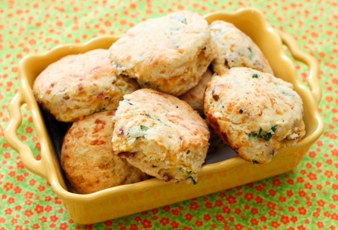 cheddar bacon chive biscuits