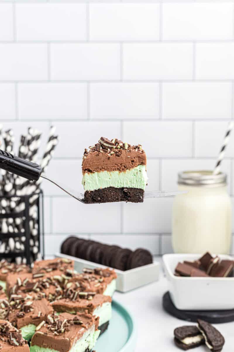 Calling all mint chocolate lovers! This no-bake Andes mint cheesecake bar is a ridiculously easy dessert to make and will satisfy your mint chocolate cravings!