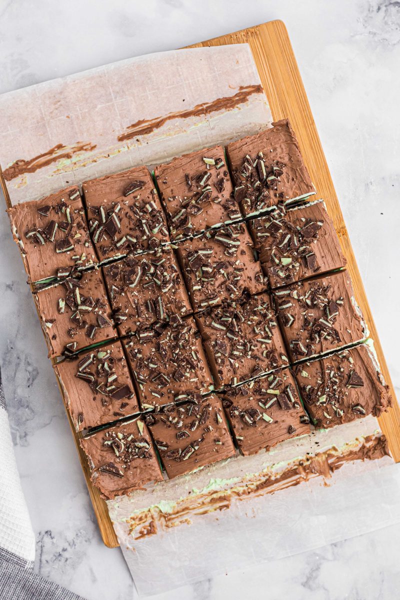 Calling all mint chocolate lovers! This no-bake Andes mint cheesecake bar is a ridiculously easy dessert to make and will satisfy your mint chocolate cravings!