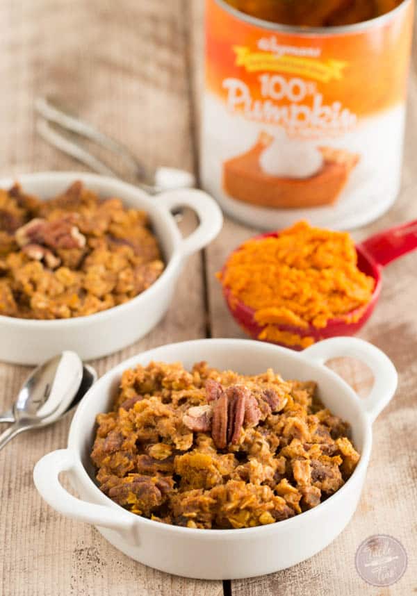 The perfect Fall breakfast for a crowd! This pumpkin spice baked oatmeal has just the right amount of pumpkin, oats. and warm spices to give your breakfast that Fall flair!