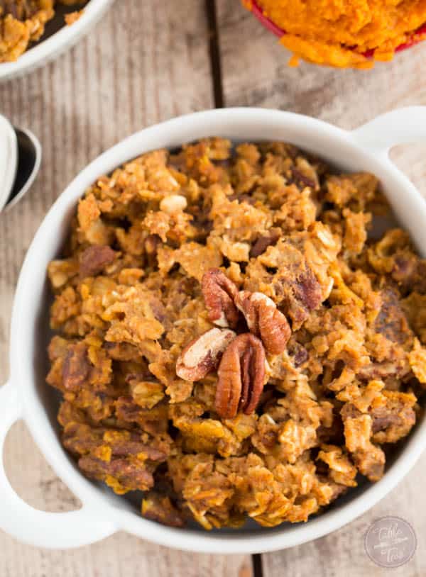 The perfect Fall breakfast for a crowd! This pumpkin spice baked oatmeal has just the right amount of pumpkin, oats. and warm spices to give your breakfast that Fall flair!