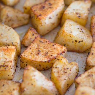 最も簡単な調味料でジャガイモをローストするための私たちの好きな方法!