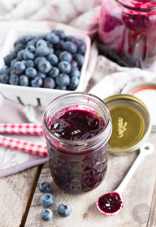  Blueberry lavender jam è la marmellata perfetta da aggiungere alla tua colazione farina d'avena, yogurt o toast!