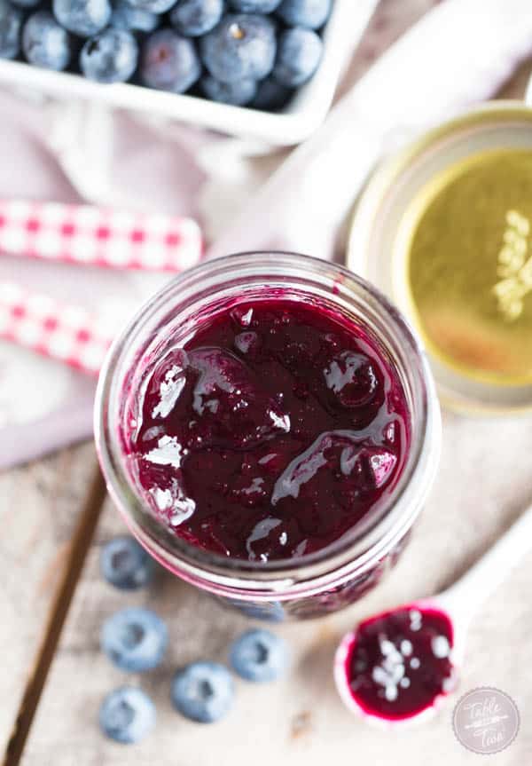  Blueberry lavender jam è la marmellata perfetta da aggiungere alla tua colazione farina d'avena, yogurt o pane tostato!