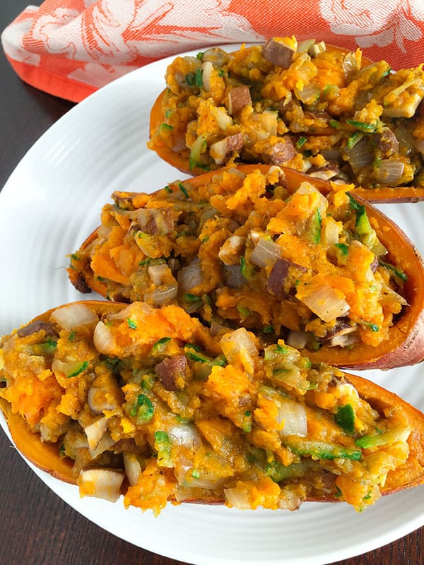 Diese beladenen Süßkartoffeln sind mit füllendem Gemüse beladen! Geschredderte Zucchini, Champignons und Zwiebeln verleihen diesem Gericht einen enormen Geschmack und werden Sie sofort satt machen!