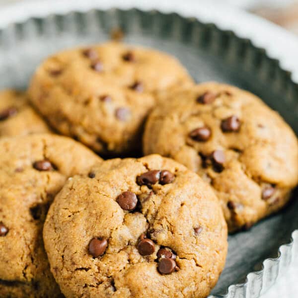If you're looking a super quick and easy cookie recipe that is flourless and paleo-friendly, this is the recipe for you! 7 ingredients, one bowl, one dozen cookies to fix that cookie craving!
