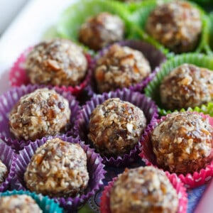 These energy ball bites are naturally sweetened and filled with good-for-you ingredients that will give you that extra boost pre or post workout!