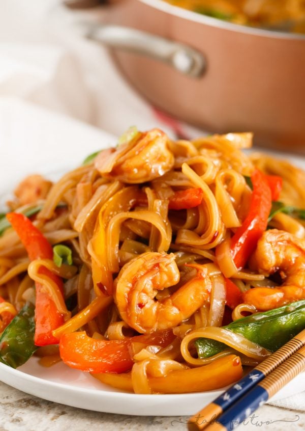 An easy and flavorful weeknight dish to satisfy your stir fry craving! This ginger garlic shrimp noodle stir fry is packed with everything your tastebuds will love and they'll love you back!