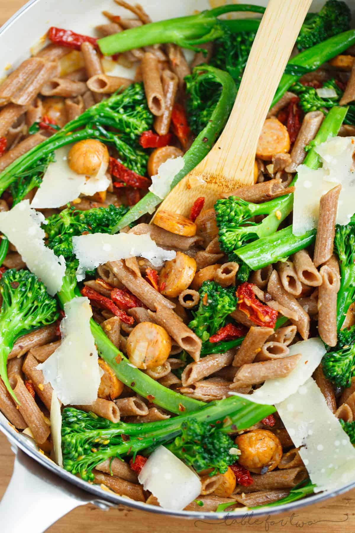 A light and hearty pasta dish that will sure to fill you up! This whole wheat penne with broccoli rabe, chicken sausage, and sundried tomatoes is a flavorful and unique pasta dish to put on your dinner table!