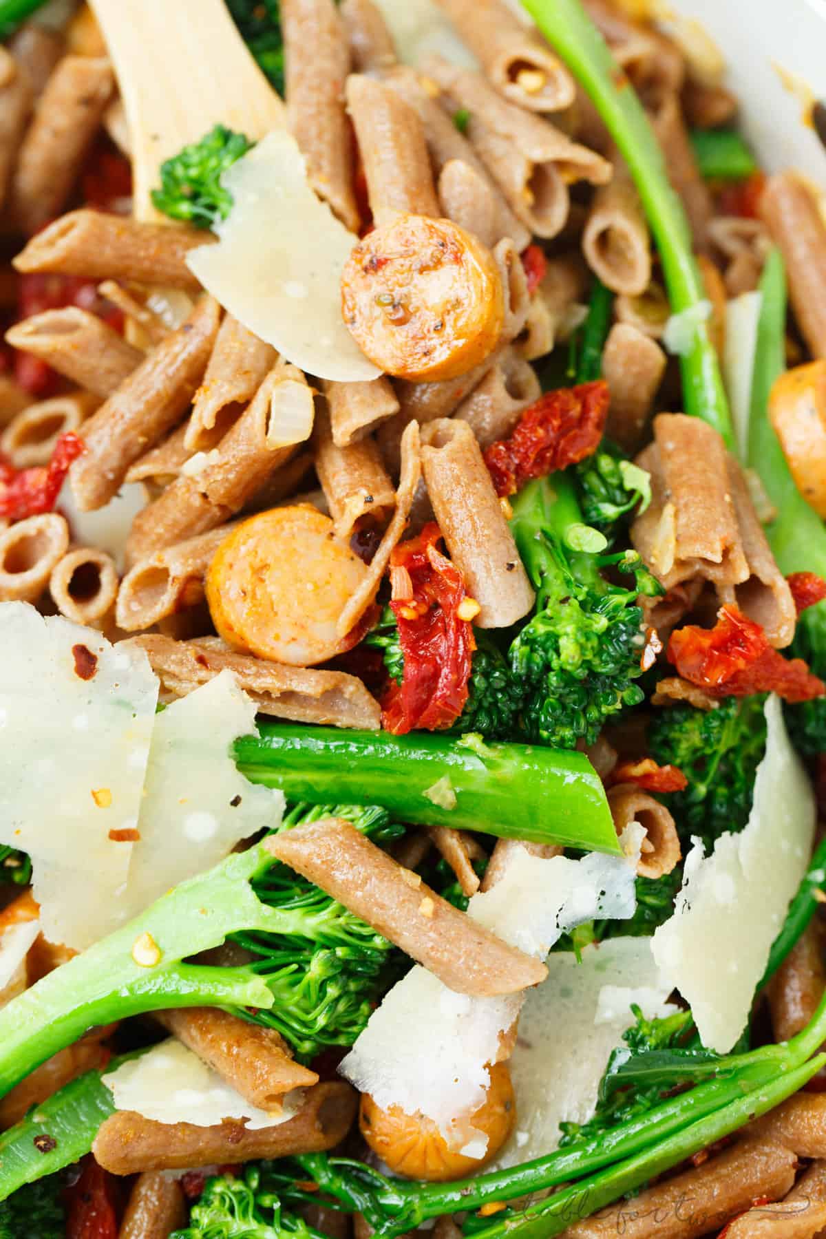 A light and hearty pasta dish that will sure to fill you up! This whole wheat penne with broccoli rabe, chicken sausage, and sundried tomatoes is a flavorful and unique pasta dish to put on your dinner table!