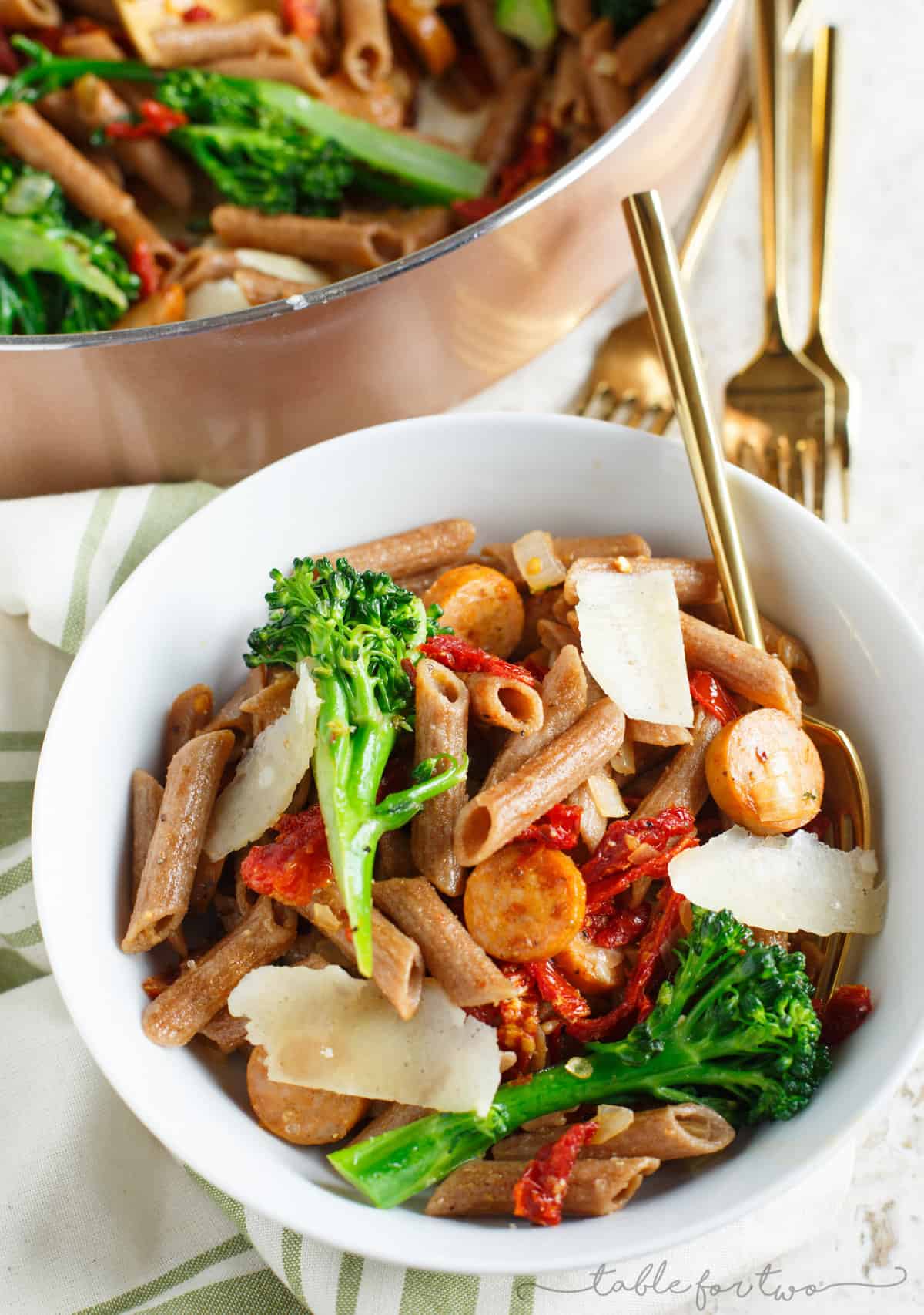 A light and hearty pasta dish that will sure to fill you up! This whole wheat penne with broccoli rabe, chicken sausage, and sundried tomatoes is a flavorful and unique pasta dish to put on your dinner table!