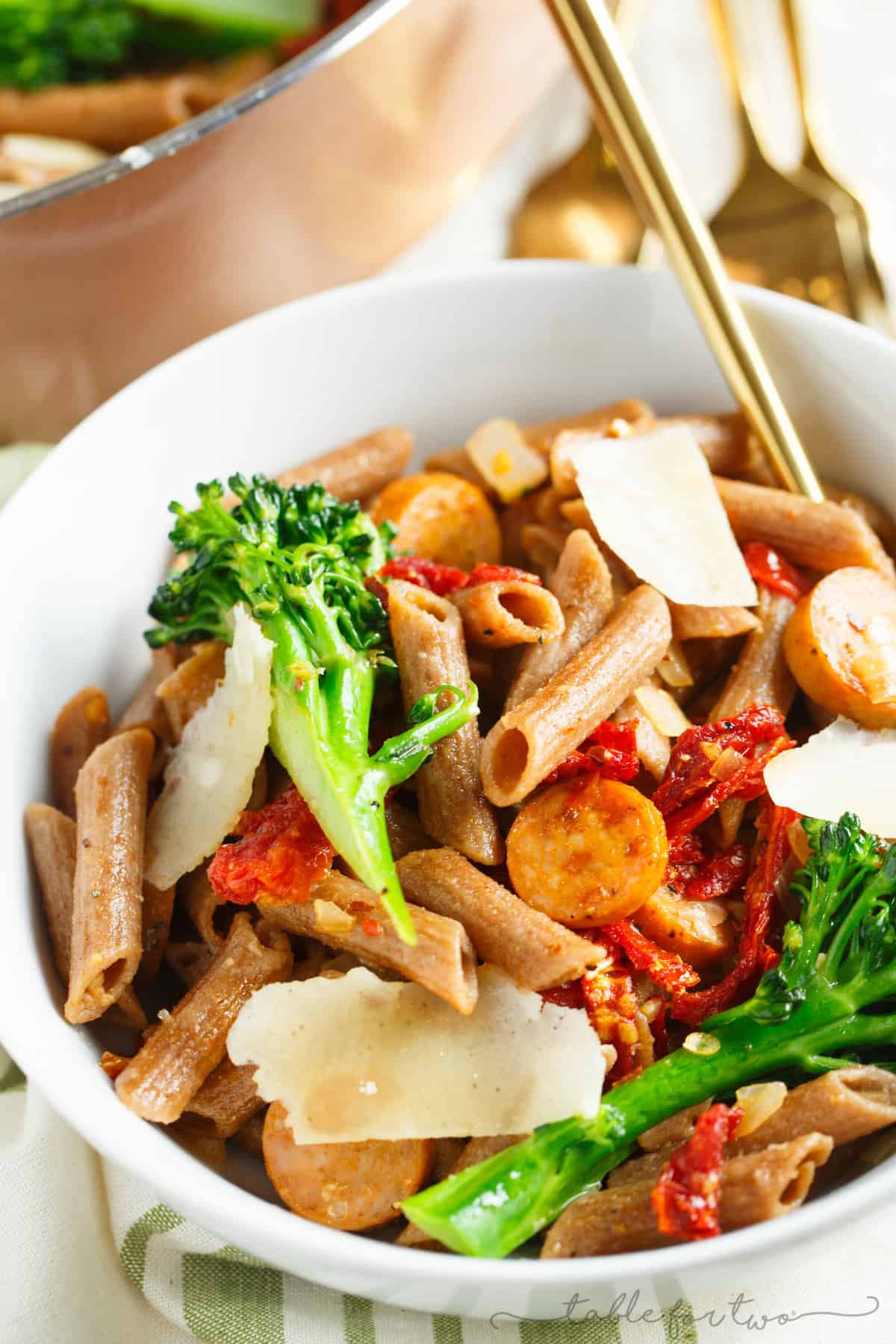 A light and hearty pasta dish that will sure to fill you up! This whole wheat penne with broccoli rabe, chicken sausage, and sundried tomatoes is a flavorful and unique pasta dish to put on your dinner table!