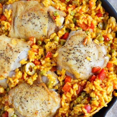 A quick and easy weeknight dish that will be a winner on your dinner table! This arroz con pollo skillet dish has incredible amounts of flavor and is a classic!