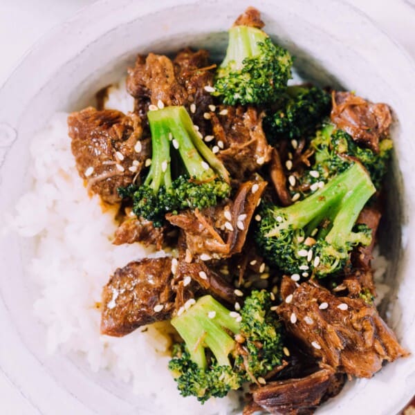 An Instant Pot (pressure cooker) version of the classic beef and broccoli that everyone loves!