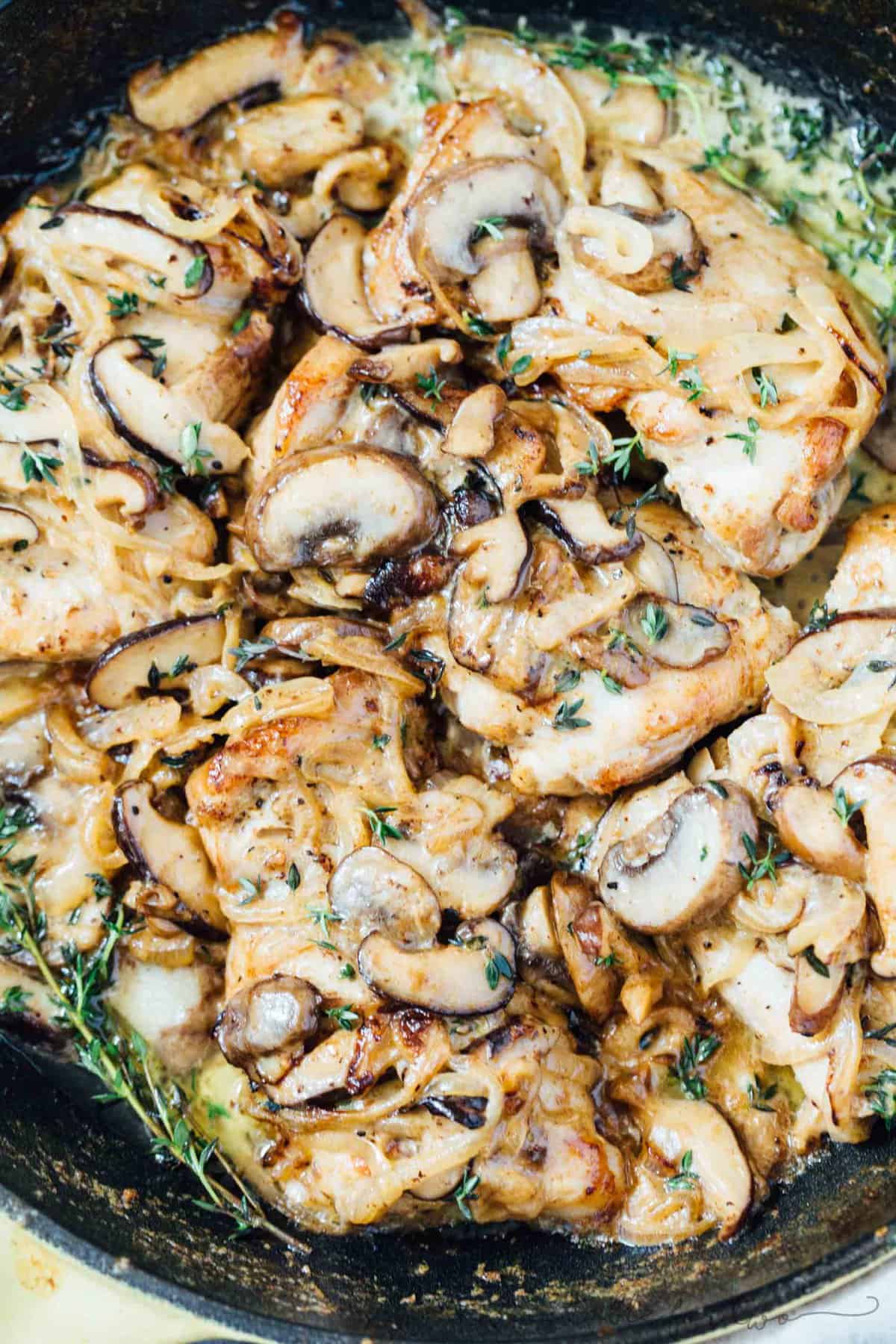 A delicious creamy skillet mushroom chicken that will make any evening fancy and full of flavor!