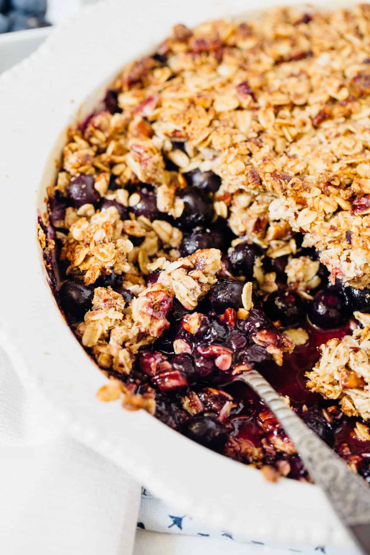 This blueberry pecan crumble is effortless to put together but it is an exceptional dessert to have to finish off any dinner party or get-together! #blueberrycrumble #blueberrypecan #blueberry #pecan #blueberrydessert #dessert #summerdessert