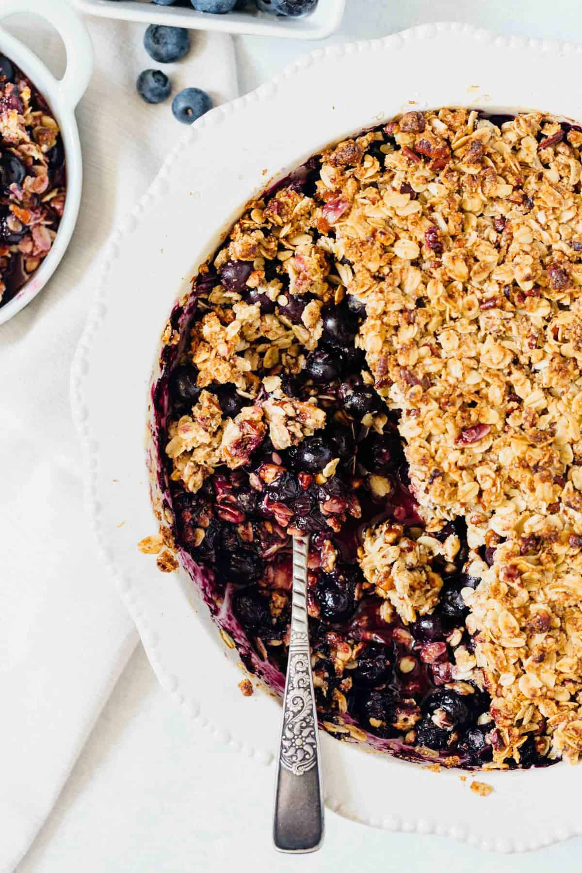 This blueberry pecan crumble is effortless to put together but it is an exceptional dessert to have to finish off any dinner party or get-together! #blueberrycrumble #blueberrypecan #blueberry #pecan #blueberrydessert #dessert #summerdessert