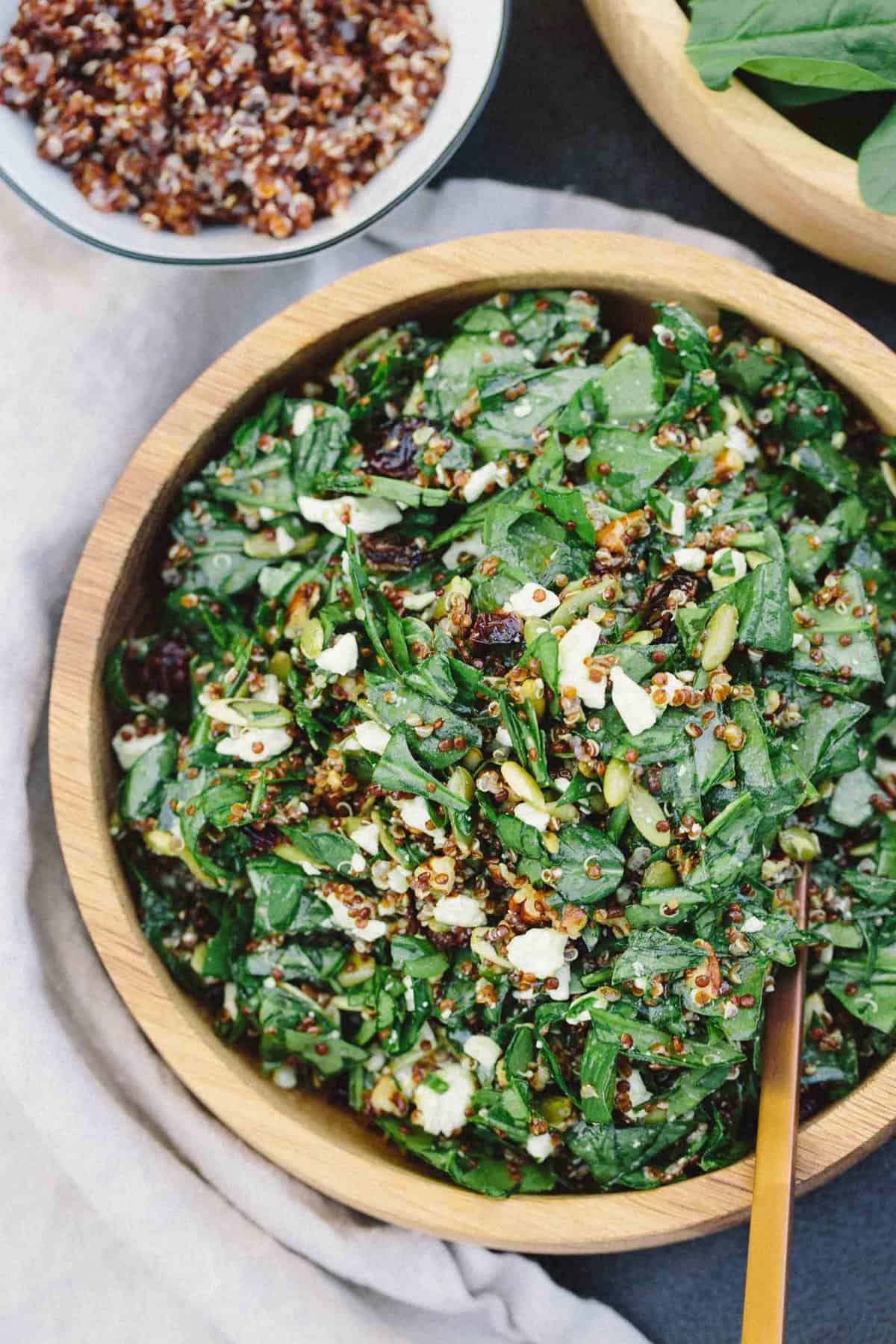 An easy yet elegant nutty spinach and quinoa salad that is perfect as any side accompaniment to any meal! #sidesalad #quinoa #spinachsalad #easysalad #saladrecipe #babyspinach #pumpkinseeds