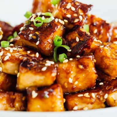 Si vous n'êtes pas encore totalement à 100% à bord du tofu, ce tofu poêlé au sésame et à l'ail vous fera craquer! #tofu #tofurecipe #vegan #veganrecipes't totally 100% on board with tofu yet, this pan-fried sesame garlic tofu will have you head over heels in love with it! #tofu #tofurecipe #vegan #veganrecipes