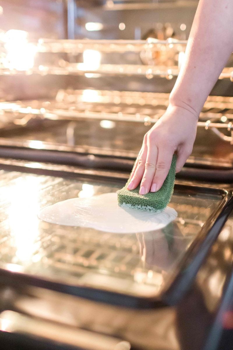 Ever wondered what the best way to clean your glass oven door is? My method of cleaning your glass oven door will guarantee it to have a mirror finish! #springcleaning #ovencleaning #cleanoven #ovendoor #cleaninghacks