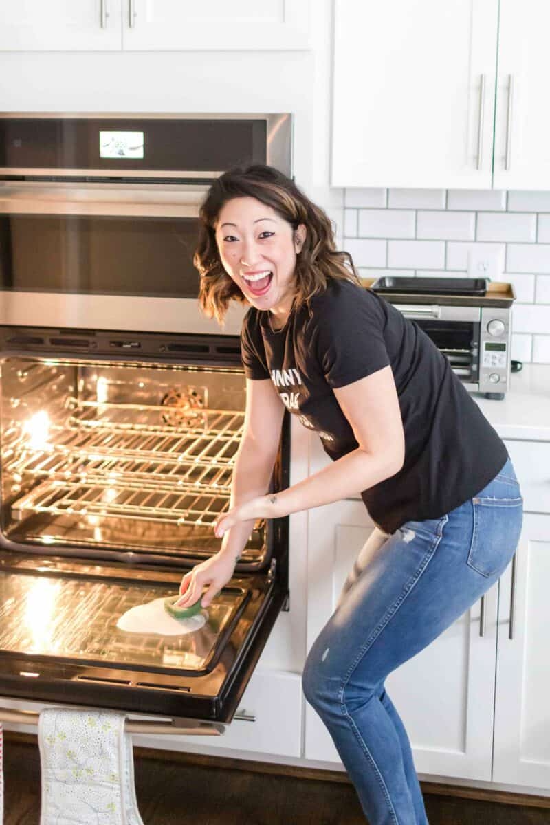 Ever wondered what the best way to clean your glass oven door is? My method of cleaning your glass oven door will guarantee it to have a mirror finish! #springcleaning #ovencleaning #cleanoven #ovendoor #cleaninghacks