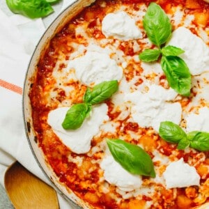 A delicious take on the classic chicken parmesan but in a low-carb gnocchi bake! This is a great way to use the popular cauliflower gnocchi and an easy dinner idea! #cauliflower #cauliflowergnocchi #gnocchibake #chickenparm