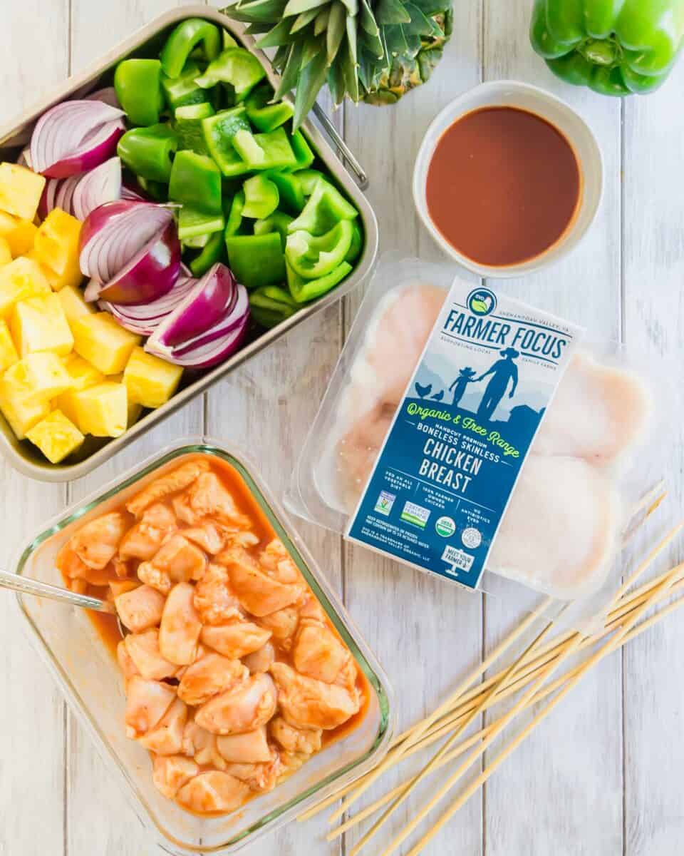 Abacaxi grelhado bbq espetadas de frango são a refeição perfeita para grelhar no Verão! Um molho de churrasco deliciosamente doce e picante é batido em todas estas espetadas de frango!