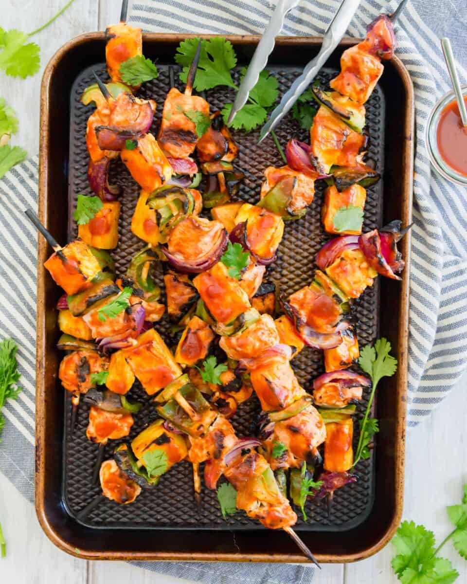 Ananás grelhado bbq espetadas de frango são a refeição perfeita para grelhar no Verão! Um molho de churrasco deliciosamente doce e picante é batido em todas estas espetadas de frango!