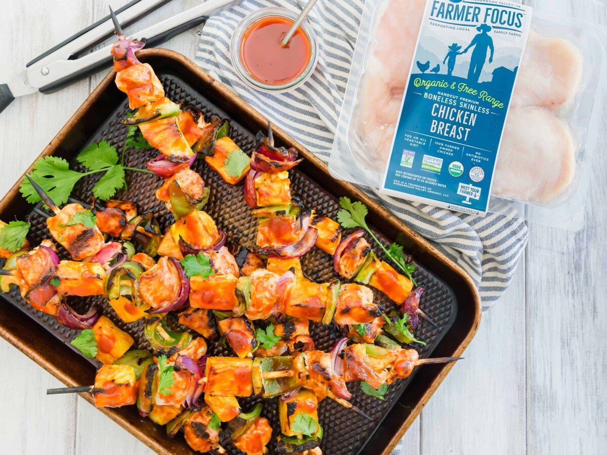 Abacaxi Grelhado bbq Espetadas de Frango são a refeição perfeita para grelhar no Verão! Um molho de churrasco deliciosamente doce e picante é batido por todas estas espetadas de frango!