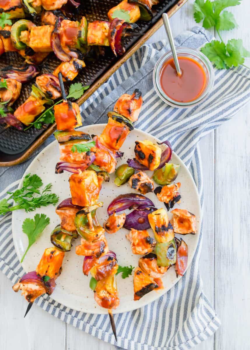 Ananás grelhado bbq espetadas de frango são a refeição perfeita para grelhar no Verão! Um molho de churrasco deliciosamente doce e picante é batido em todas estas espetadas de frango!
