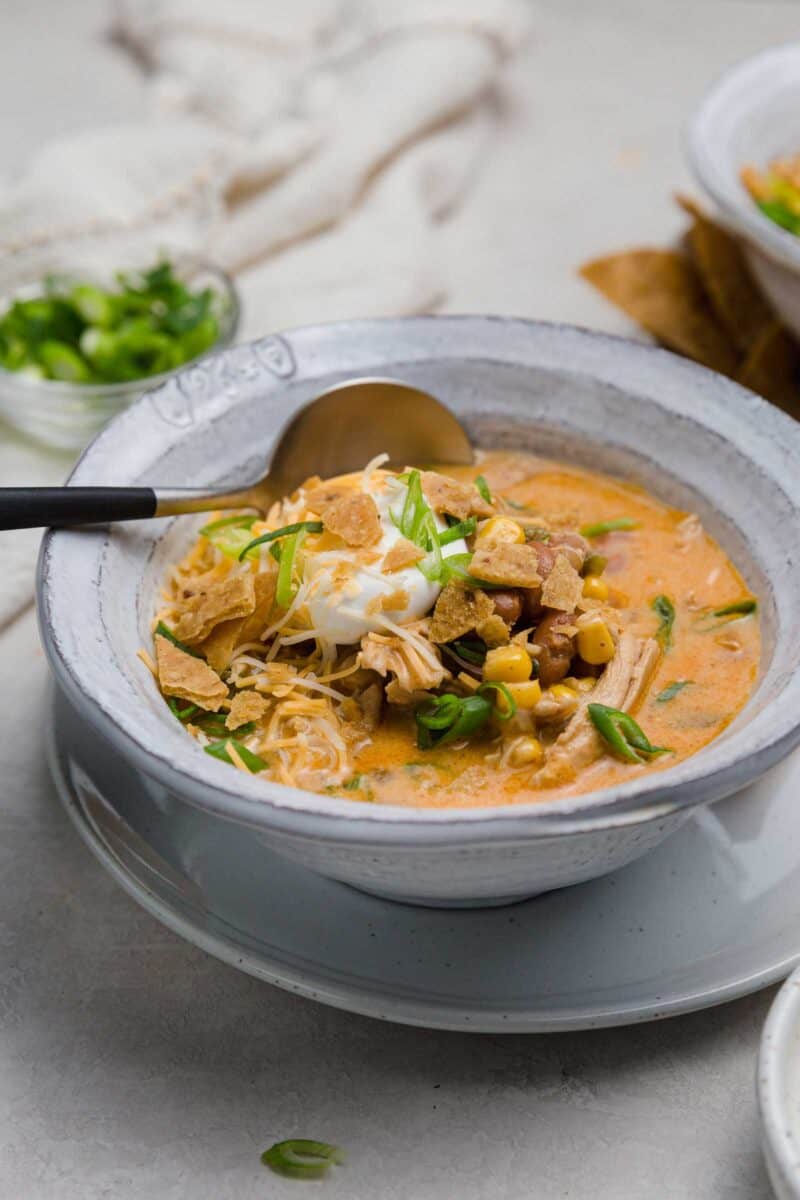  en läcker och mysig en-pot smak bomb! Denna sydvästra Chicken chili erbjuder komfort och bara en touch av värme för att värma dig!