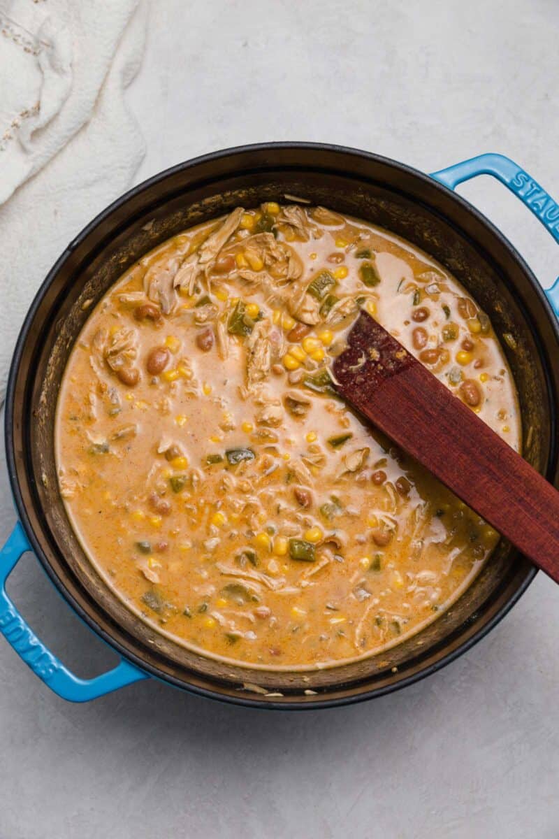  Un delizioso e accogliente one-pot sapore bomba! Questo peperoncino di pollo sud-ovest offre comfort e solo un tocco di calore per riscaldarti!