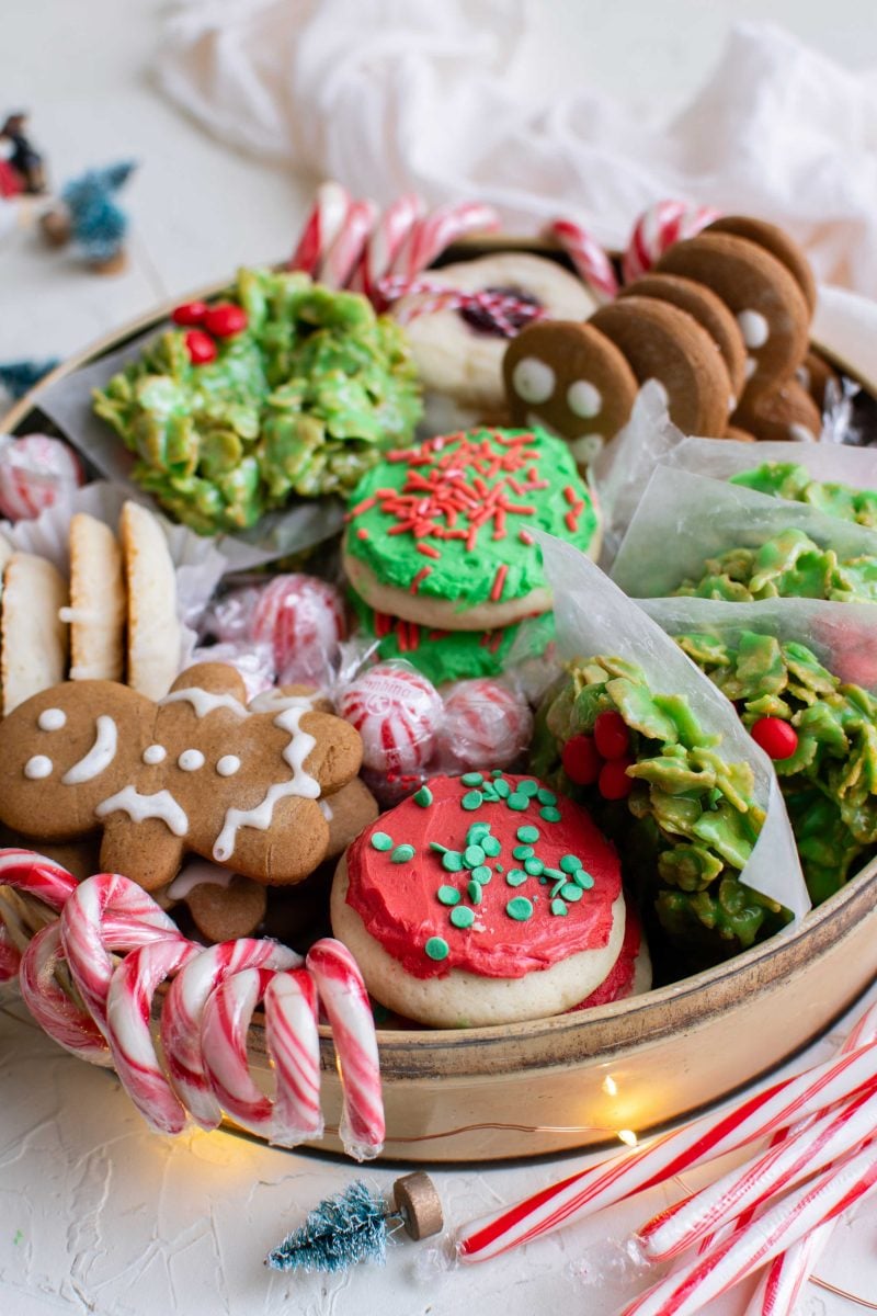 Spread some holiday cheer by learning how to make a beautiful holiday cookie box to gift this holiday season!