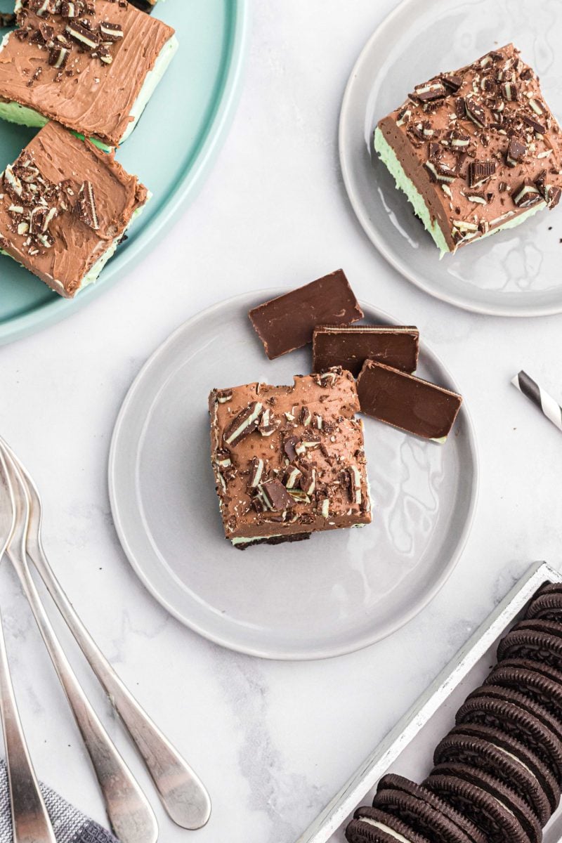 Calling all mint chocolate lovers! This no-bake Andes mint cheesecake bar is a ridiculously easy dessert to make and will satisfy your mint chocolate cravings!