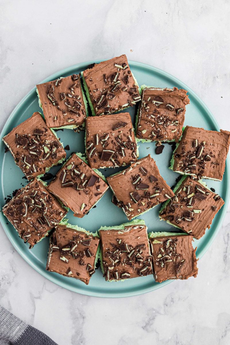 Calling all mint chocolate lovers! This no-bake Andes mint cheesecake bar is a ridiculously easy dessert to make and will satisfy your mint chocolate cravings!