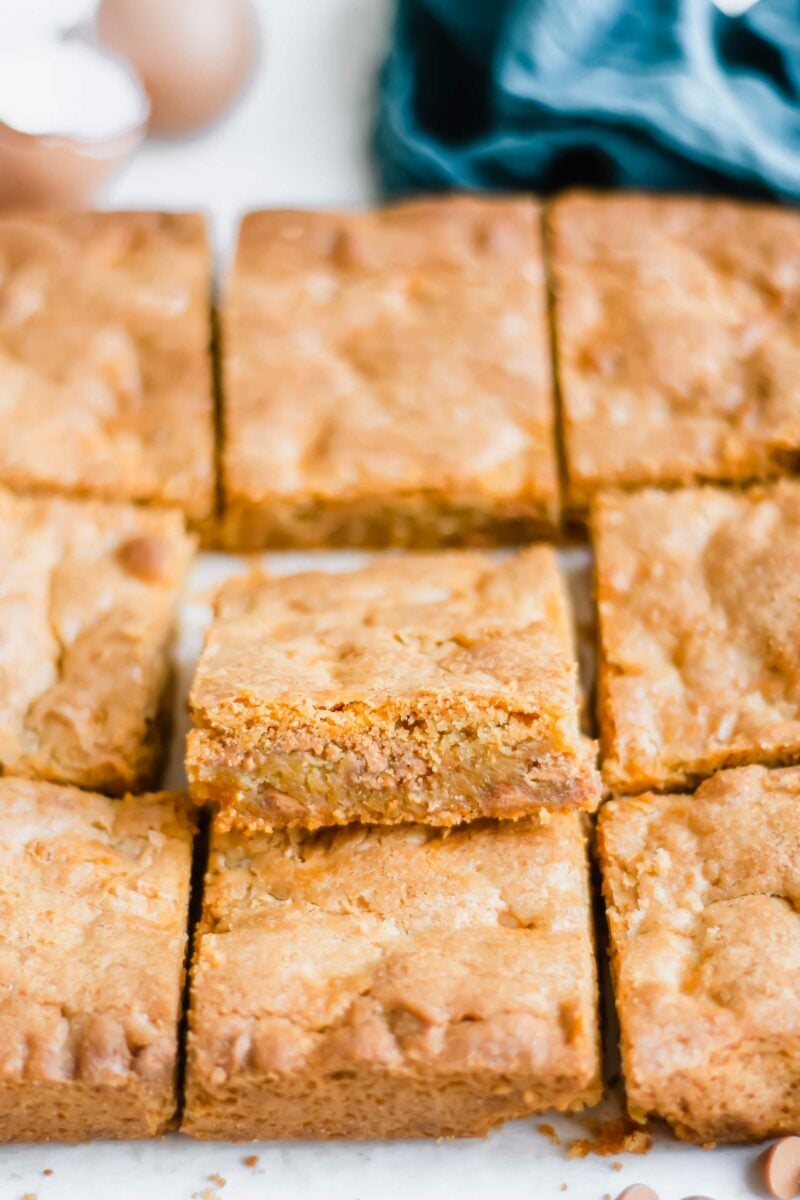 The middle of a blondie shows that it's been fully baked through. 