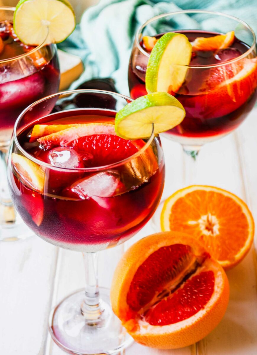 Citrus slices are placed around glasses of Tinto de Verano. 