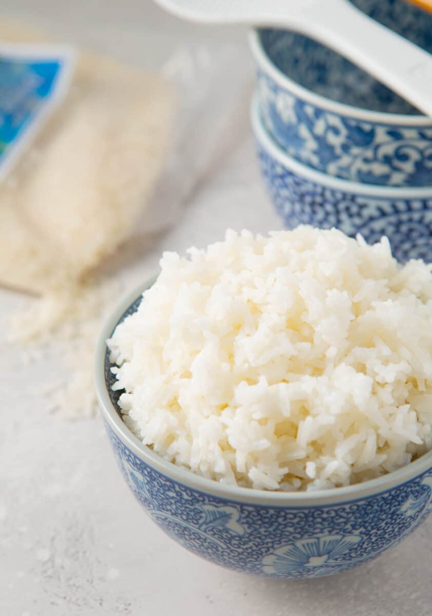 instant pot jasmine rice in an ornate blue bowl