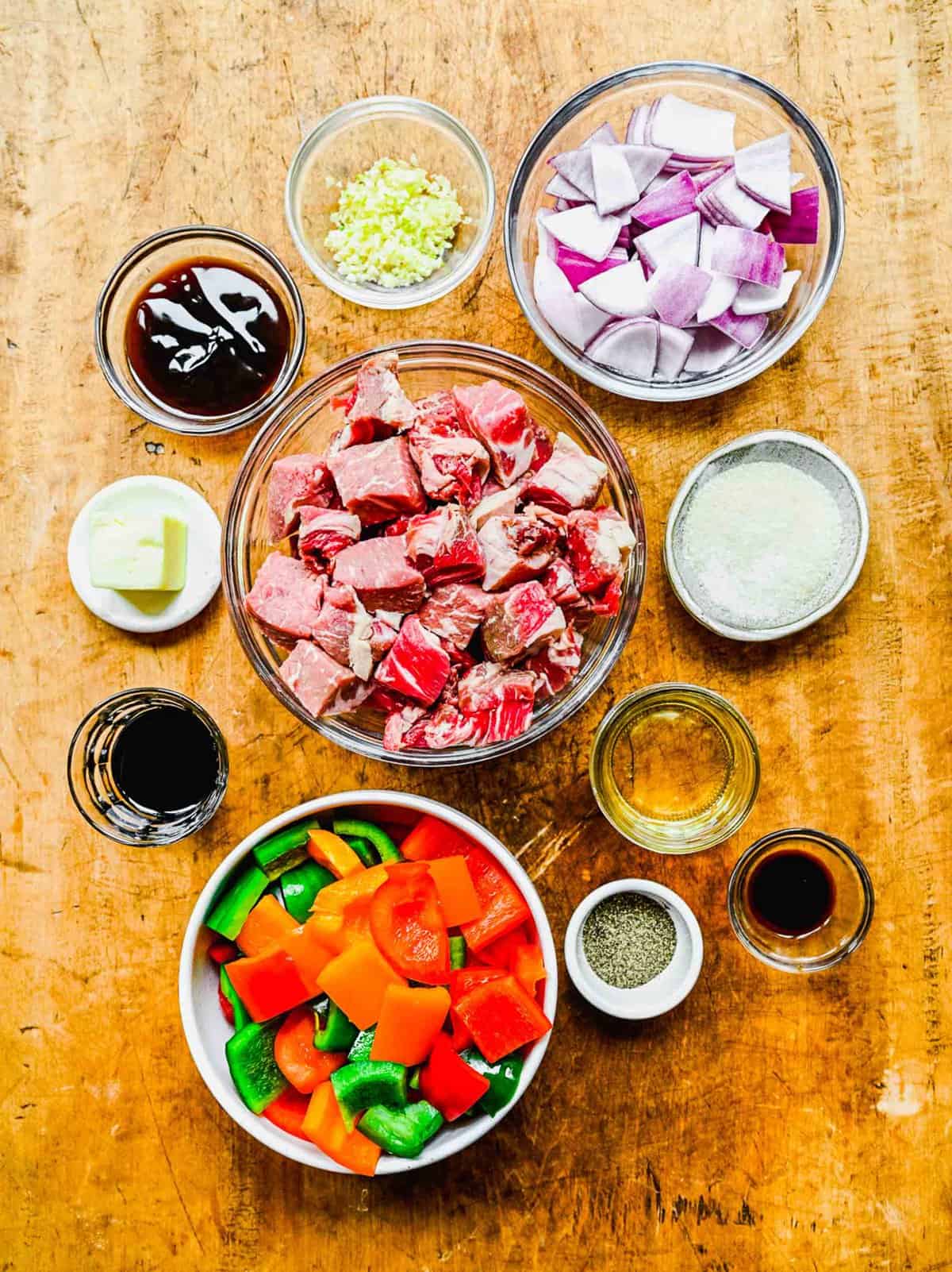 Ingredients of Vietnamese shaking beef in seperate bowls.